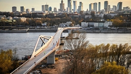 3\ Fotografia z drona (z lotu ptaka), ujęcie na rzekę, nową kładkę na tle prawobrzeżnej Warszawy - archiwum architektki